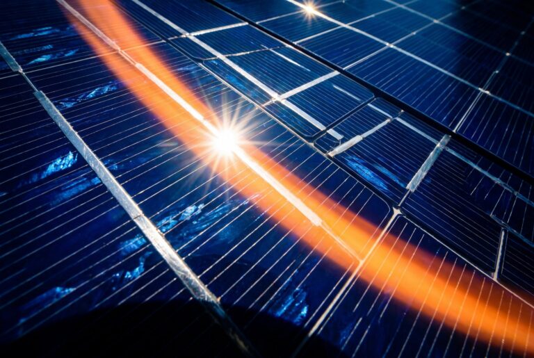 Nahaufnahme einer monokristallinen Solarzelle mit Sonnenreflexion